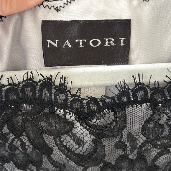 NatoriElegant Black Lace Sleeveless Top - Picture 2 of 2